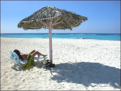 Quelle région de Cuba est reconnue pour pratiquer le naturisme ?