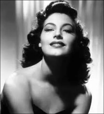Dans la vie priv&eacute;e Ava Gardner est amoureuse d'un chanteur c&eacute;l&egrave;bre, lequel ?