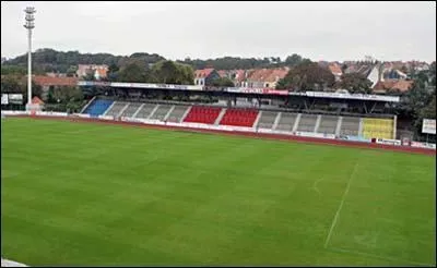 Quel club volue au Stade de la Librarion ?