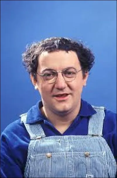 Le très généreux Coluche laissait toujours chez lui sur un meuble de l'entrée quelque chose pour ses invités qui seraient dans le besoin. Qu'est-ce que c'était ?