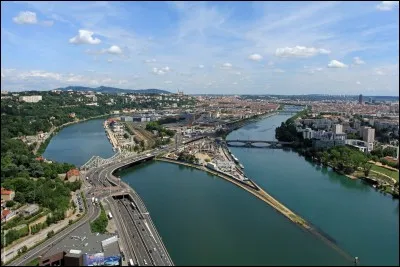Quelle ville fran&ccedil;aise est situ&eacute;e &agrave; la confluence du Rh&ocirc;ne et de la Sa&ocirc;ne ?