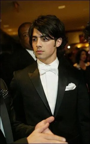 Le vrai nom de Joe est... :