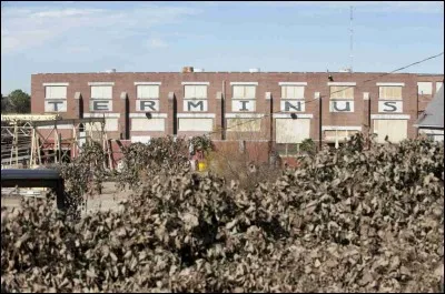 Après la destruction de la prison, avec qui se rend-elle au Terminus ?