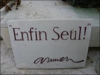 Le mot "épitaphe" est :