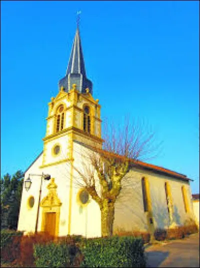 Voici l'église Saint-Clément de Pagny-lès-Goin. Village du Grand-Est, dans l'arrondissement de Metz, il se trouve dans le département ...