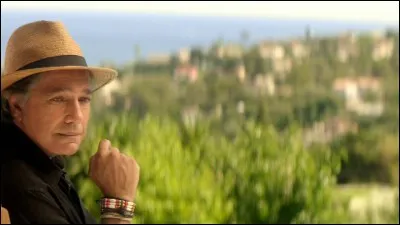 Dans la chanson "Aimer", Frédéric François chante : 
"Aimer, 
C'est pleurer de joie auprès d'un [...]".