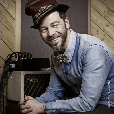 Christophe Maé chante la chanson du générique.