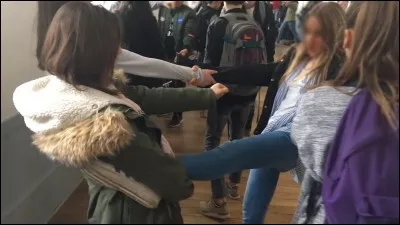 Pendant l'intercours, trois jeunes filles violentent violemment une autre. Celle-ci essaie tant bien que mal de se d&eacute;fendre. Ta r&eacute;action :