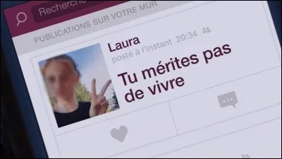 Une de tes amies laisse son t&eacute;l&eacute;phone avec toi dans la cour de r&eacute;cr&eacute;ation, le temps pour elle de faire un tour &agrave; la vie scolaire. Son t&eacute;l&eacute;phone sonne et ce message s'affiche. Quelle est ta r&eacute;action &agrave; son retour ?