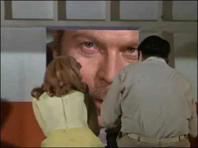 Dans les années 70 une série TV faisait atterrir en urgence un navette de transport futuriste en un lieu qui s'avérait être semblable en tous points à la Terre si ce n'est que les habitants étaient bien plus grands que les malheureux naufragés. Quel est le titre de cette série ?