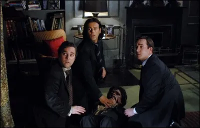 Ce film très drôle, Joyeuses funérailles, raconte l'invraisemblable journée de funérailles d'un père de famille, qui réserve bien des surprises après sa mort. L'acteur au sol est le petit par la taille mais grand par le talent... ?