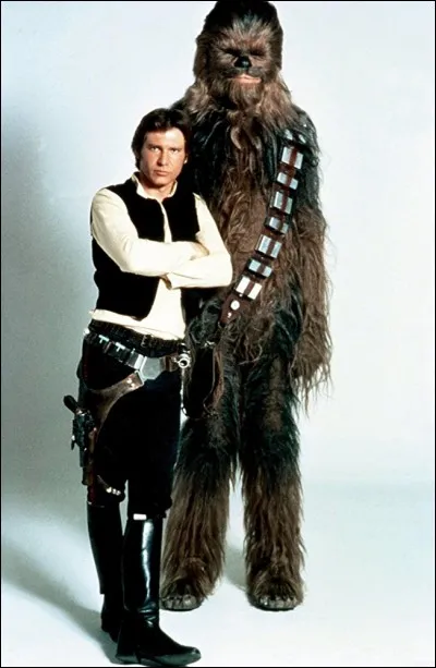 C'est bien un acteur très grand par la taille qui tient le rôle de Chewbacca, le bras droit de Han Solo. L'acteur est anglais, et mesure 2,21 m ! Qui est-il ?