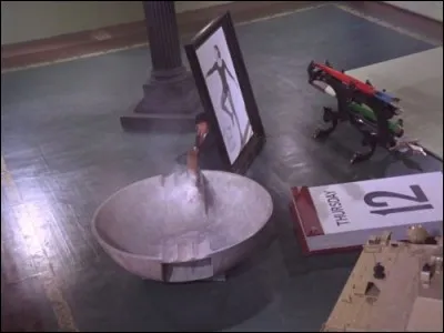 Reconnaissez-vous la série qui a ainsi réduit à une taille minuscule son interprète principal (l'épisode est titré "Mission hautement improbable")...