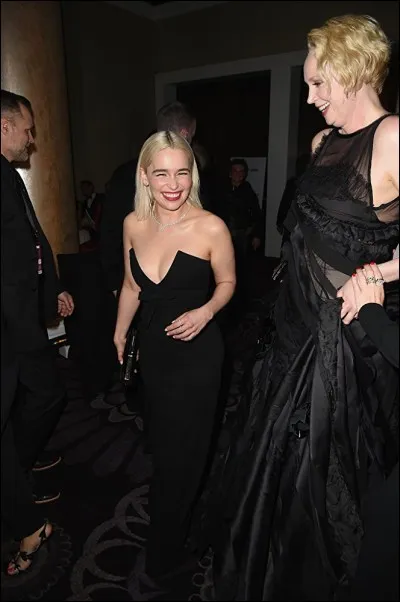 Voici ici deux actrices, Emilia Clarke et Gwendoline Christie qui interprètent deux personnages importants de la saga TV Game of thrones. Emilia mesure 1,57m, Gwendoline culmine, sans talons, à 1,91m. Qui est-elle dans la saga ?