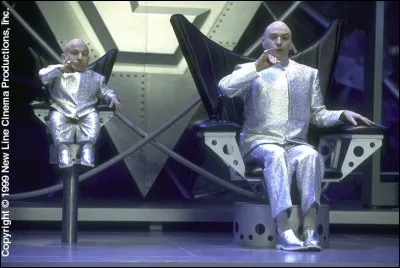 Dans la saga Austin Powers (parodie des films d'espionnage), le Dr Denfer (Dr Evil) a pour compagnon son double en format Poche, en quelque sorte, qu'il appelle... ?