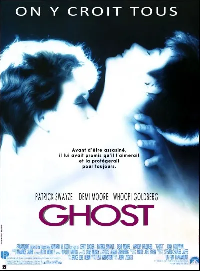 Dans "Ghost", quel rôle a Whoopi Goldberg ?