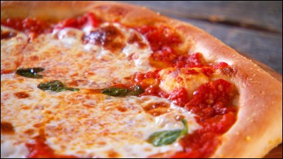 La pizza Margherita adopte les couleurs du drapeau national pour célébrer l'Italie réunifiée en 1889. Avec pour le blanc...