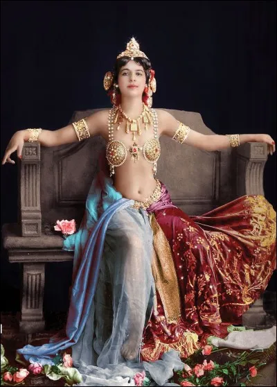 La célèbre espionne Mata Hari était une chanteuse japonaise.