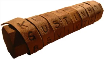 La scytale est un bâton autour duquel on enroulait une ceinture portant un message secret.