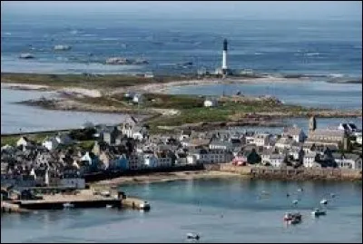 Je vous propose de partir en Bretagne à lle-de-Sein. Commune sur l'île du même nom, dans le parc naturel marin d'Iroise et le parc naturel régional d'Armorique, à 9 kilomètres de la Pointe du raz, elle se situe dans le département ...