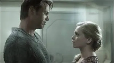 A cause de qui le père de Clarke est-il mis à la dérive (exécuté ) ?