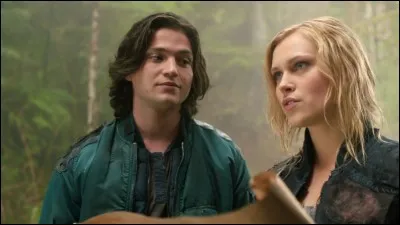 Comment Finn appelle-t-il Clarke dans les premiers épisodes ?