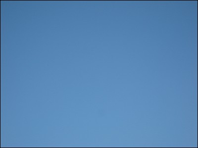 Alors que tu te balades dans une maison, tu vois beaucoup d'&eacute;quipements bleus et orange. Que fais-tu ?