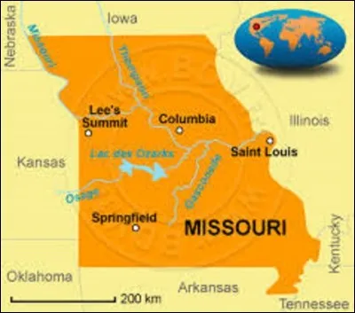 État du Midwest, le Missouri tient son nom, comme dans la question précédente, de sa rivière qui est le plus grand affluent du Mississippi qui le traverse d'est en ouest. D'une superficie de 180 693 km² pour 5 988 927 habitants, il adhère à l'Union le 10 août 1821. Quelle ville est la capitale de cet État depuis son entrée dans les États-Unis d'Amérique ?