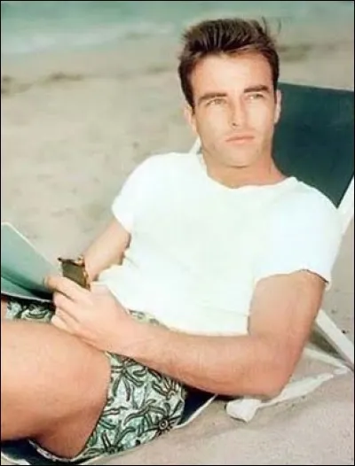 Montgomery Clift est en soutane dans ce film.