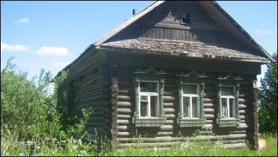 Comment s'appellent les maisons russes traditionnelles construites en bois ?