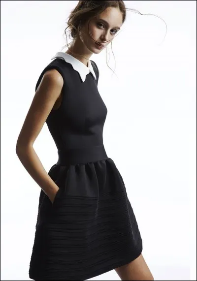 A quelle maison de haute-couture est attribuée la création de la fameuse 'Petite robe noire' ?