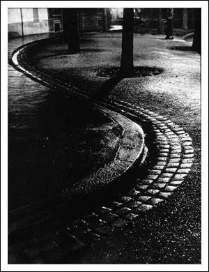 Je suis un clbre photographe auteur de 'Paris de Nuit', je suis...