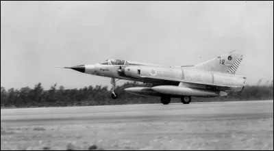 Ce chasseur multirôle dépassant mach 2 a été mis en service en 1961. Il a rencontré un succès notable à l'exportation avec 21 pays utilisateurs. Acquis par Israël, l'avion montre son efficacité dans la guerre des Six-Jours. Quel est cet appareil français ?