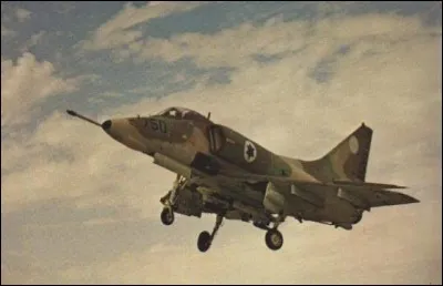 Cet avion d'attaque américain a été mis en service en 1956. Plus de 200 appareils ont été acquis par Israël après la guerre des Six jours et engagés notamment dans la guerre du Kippour. Quel est cet appareil ?