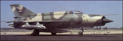 Mis en service en 1960 et produit à près de 14 000 exemplaires, ce chasseur, rapide - mach 2 - et agile mais vulnérable, a équipé l'armée de l'URSS et de ses alliés. L'Egypte et la Syrie en ont engagé un grand nombre dans les guerres de 1967 et 1973. Quel est cet appareil ?
