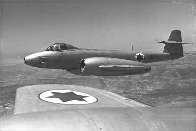 Mis en service fin 1944, c'est le premier avion à réaction militaire britannique. Plusieurs appareils sont acquis tant par l'Egypte et la Syrie que par Israël et engagés dans la guerre de 1956. Quel est cet avion ?