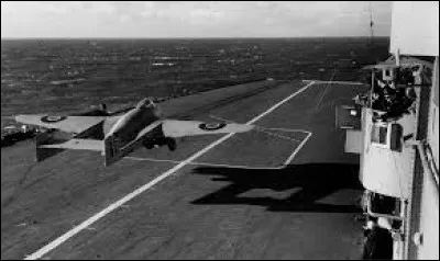 Second avion à réaction militaire construit par le Royaume-Uni, il a été mis en service en 1946 et produit à plus de 4500 exemplaires et a été acquis par de nombreux pays. L'Egypte utilise ce chasseur dans la crise de Suez en 1956. Quel est cet avion ?