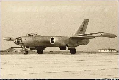 Mis en service en 1950, c'est le premier bombardier à réaction construit en grande série par l'URSS. De nombreux appareils acquis par l'Egypte et par la Syrie furent détruits au sol par les raids israéliens au début de la guerre des Six Jours. Des avions égyptiens de ce type participèrent par la suite à la guerre du Kippour. Quel est cet appareil ?