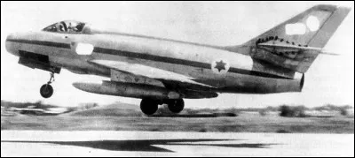 Ce chasseur, produit par Dassault à plus de 400 exemplaires, mis en service en 1955, a été utilisé par Israël dans les guerres de 1956 et de 1967. Quel est cet avion français ?