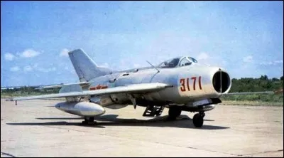Premier avion de combat supersonique conçu par l'URSS, ce chasseur a été mis en service en 1955. il a équipé les armées du bloc soviétique. Il a été utilisé par l'Égypte et la Syrie contre Israël pendant la guerre des Six Jours durant laquelle de nombreux avions ont été perdus. Quel est cet appareil ?