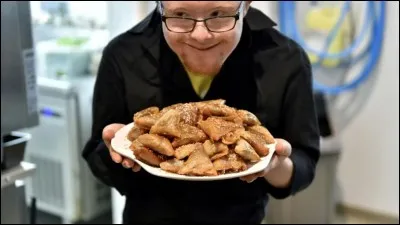 Pendant les repas, il y a bien longtemps, un dipnosophiste ou deipnosophiste pouvait être présent à la table. Que faisait-il ?