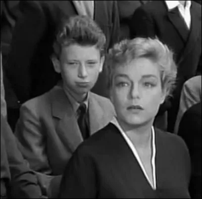 Qui est le petit garçon derrière Simone Signoret ?
Il deviendra un très grand chanteur français.