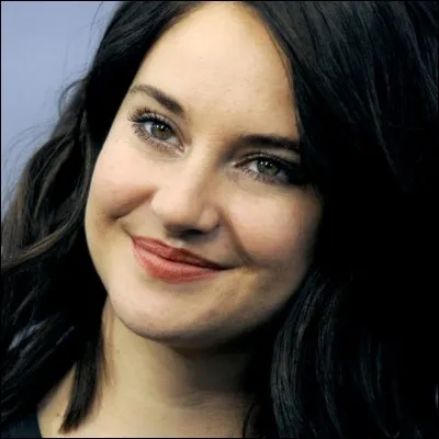 Très connue grâce aux films de la saga "Divergente", je m'extirpe petit à petit du cinéma pour adolescents en jouant dans des films comme "White Bird in a Blizzard", "Snowden" ou récemment dans la série "Big Little Lies". Qui suis-je ?