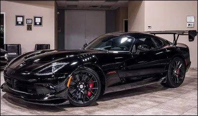 Reprenons avec les voitures de course : quels sont la marque et le modèle de cette voiture ?