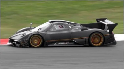 Quelle est cette voiture de rallye qui envoie la purée dès qu'elle démarre ?