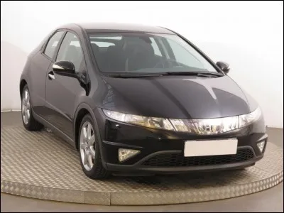 Quels sont la marque et le modèle de cette voiture, aux célèbres phares en ligne droite ?