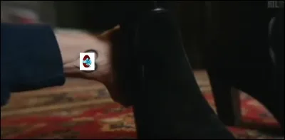 Quelles sont les initiales gravées dans le cur, sur le poignet de la personne qui attrape la cheville d'Alice ?