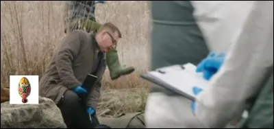 Le sac à main sur la pierre à gauche est une pièce à mettre dans le dossier. Quel numéro lui a été attribué ?