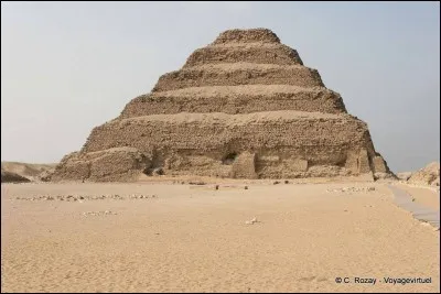 À qui est attribuée la pyramide à degrés ?