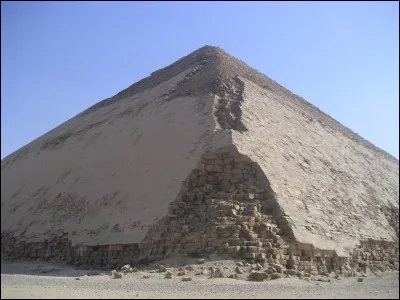 Qui a construit la pyramide rhomboïdale ?
